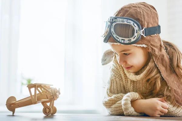 Flicka som leker med leksak flygplan — Stockfoto
