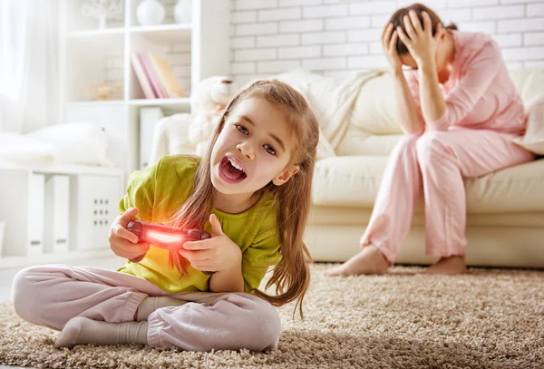 Kind speelt videospelletjes — Stockfoto