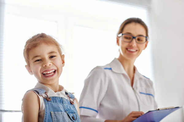 Chica en un médico —  Fotos de Stock