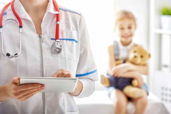 Rapariga em casa de um médico — Fotografia de Stock