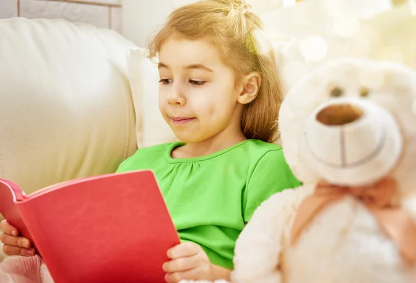 Mädchen liest ein Buch — Stockfoto