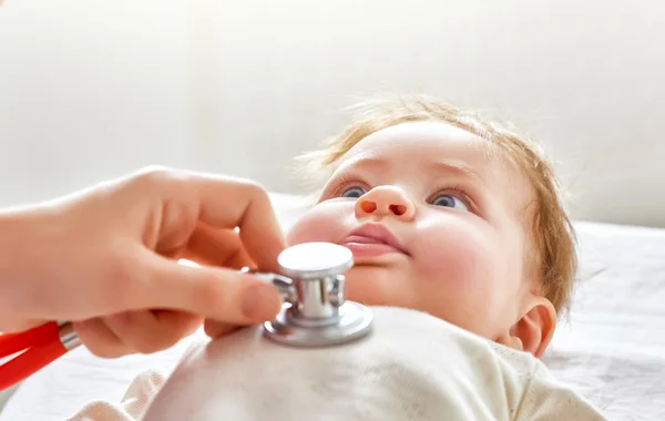 Médico examinando a un bebé —  Fotos de Stock