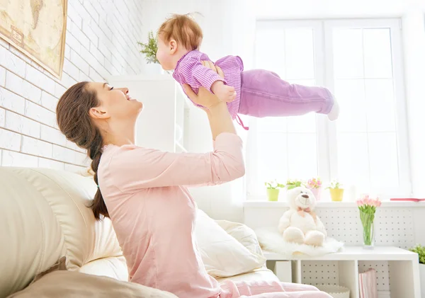 Madre jugando con su bebé — Foto de Stock