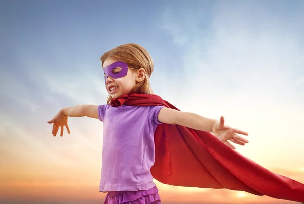 Menina joga super-herói — Fotografia de Stock