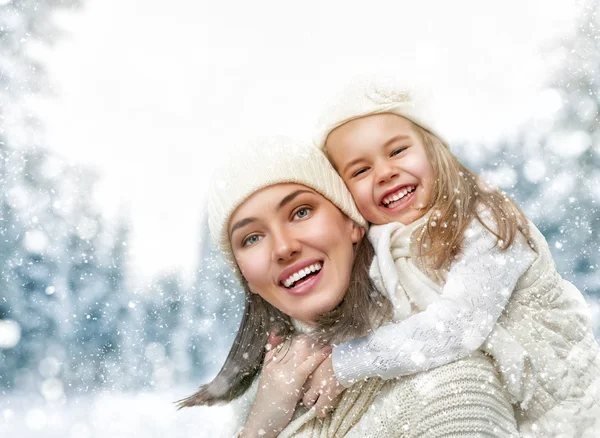 Mère et enfant fille sur une promenade d'hiver — Photo