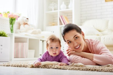 Anne bebeğiyle oynuyor. 