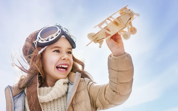 Dívka si hraje s hračkou letadla — Stock fotografie