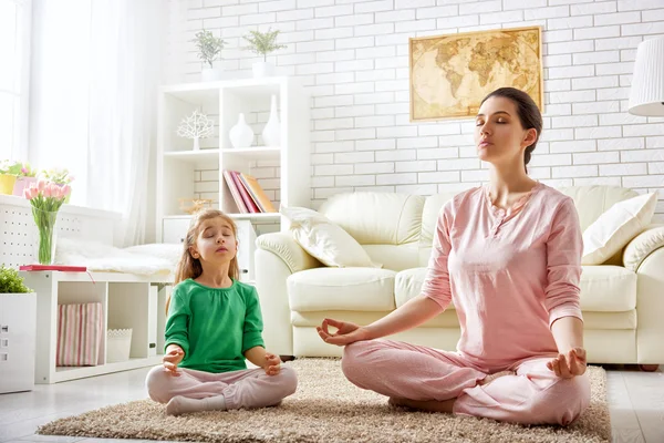 Mujer Practica Yoga — Foto de Stock