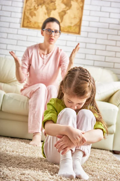 Mère gronde son enfant — Photo