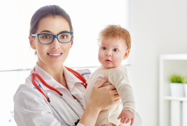 Doktor bir bebek incelenmesi