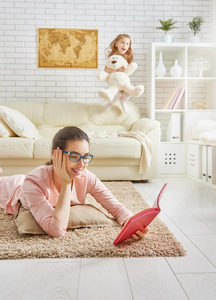 Moeder lezen van een boek — Stockfoto