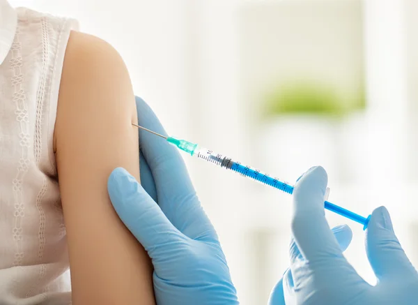 Een vaccinatie aan een kind — Stockfoto