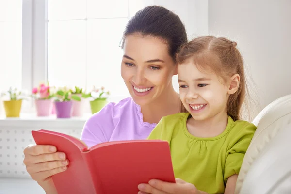 Mãe leitura para filha — Fotografia de Stock