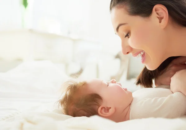 Mère jouer avec son bébé — Photo