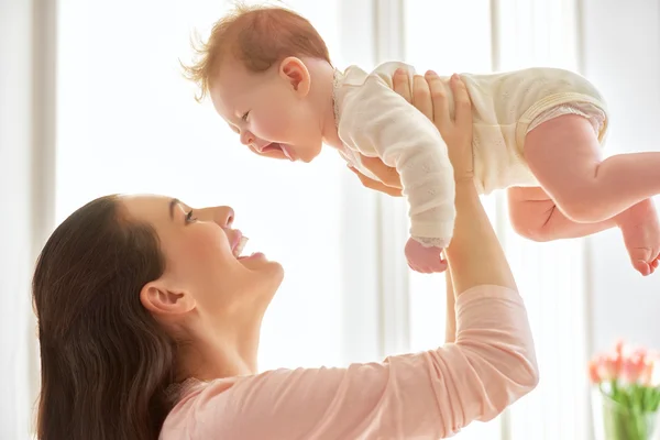 Moeder spelen met haar baby — Stockfoto