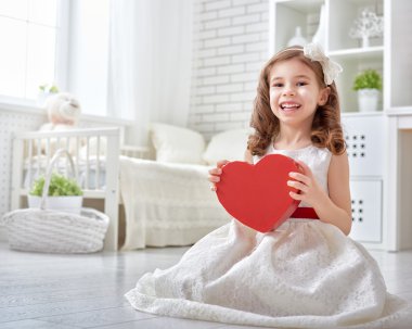 Kırmızı kalpli kız