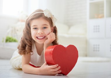 Kırmızı kalpli kız