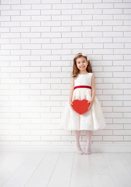 Kırmızı kalpli kız — Stok fotoğraf