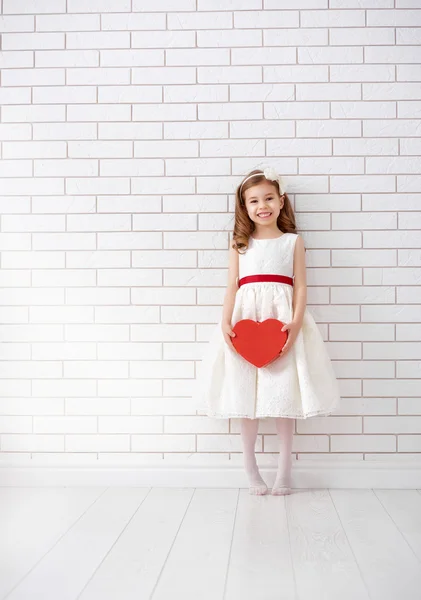 Menina com coração vermelho — Fotografia de Stock