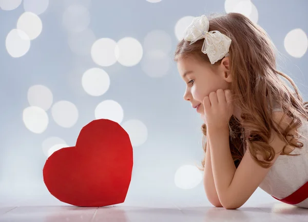 Menina com coração vermelho — Fotografia de Stock