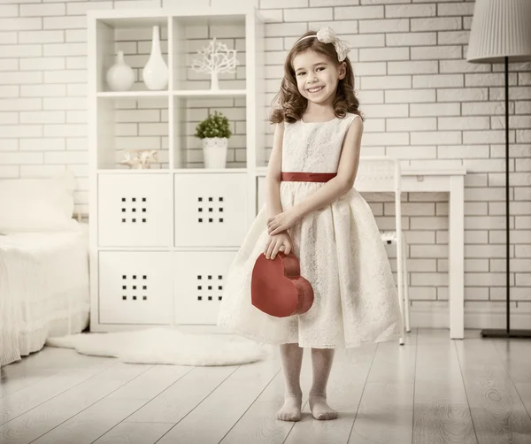 Menina com coração vermelho — Fotografia de Stock