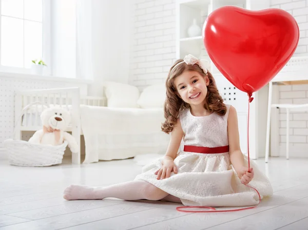 女孩与红色的心 — 图库照片