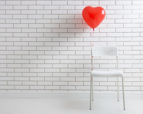 Κόκκινο μπαλόνι σε σχήμα της καρδιάς — Φωτογραφία Αρχείου