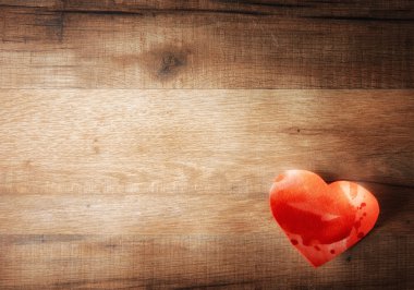 kalp ahşap arka planda