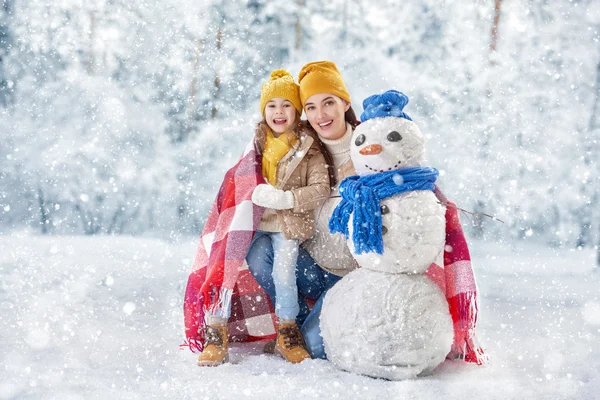 Matka a dítě dívka na zimní procházce — Stock fotografie