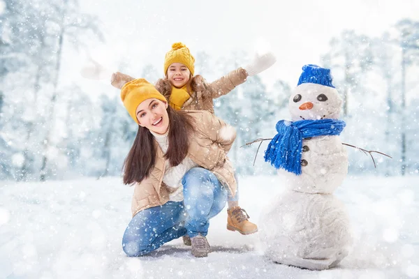 Madre e bambina in una passeggiata invernale — Foto Stock