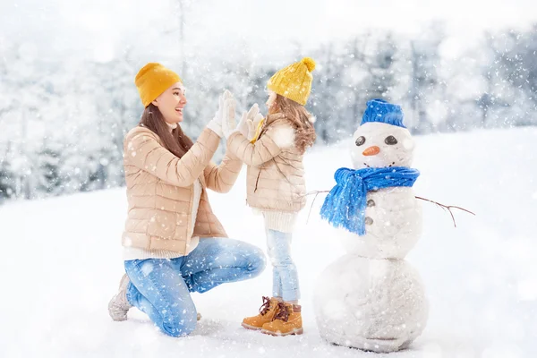 Mutter und Kind auf Winterwanderung — Stockfoto