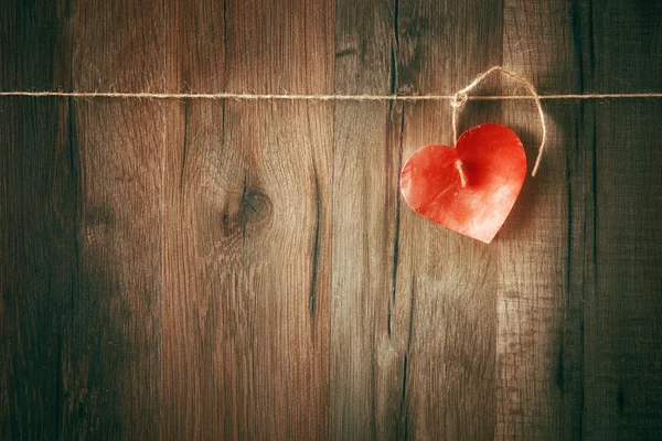 Corazón sobre fondo de madera — Foto de Stock