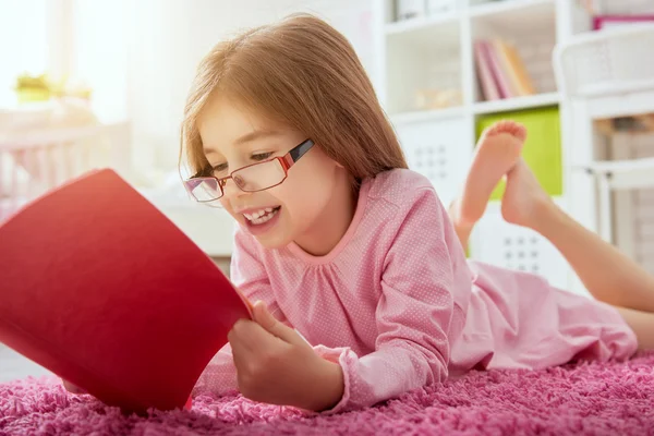 Mädchen liest ein Buch — Stockfoto