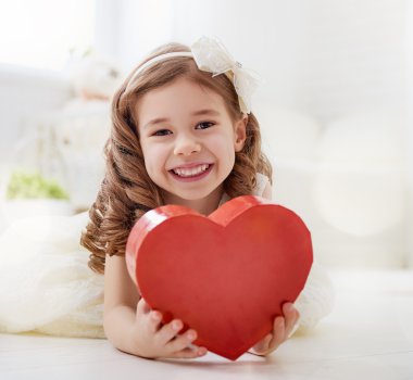 Kırmızı kalpli kız.