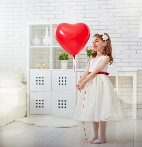 Menina com coração vermelho . — Fotografia de Stock