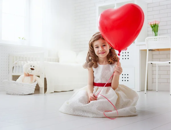 Dívka s červeným srdcem. — Stock fotografie