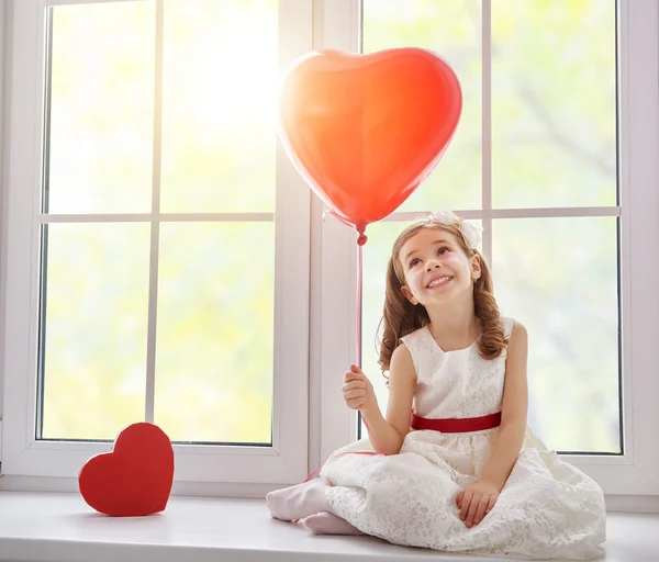 Dívka s červeným srdcem. — Stock fotografie