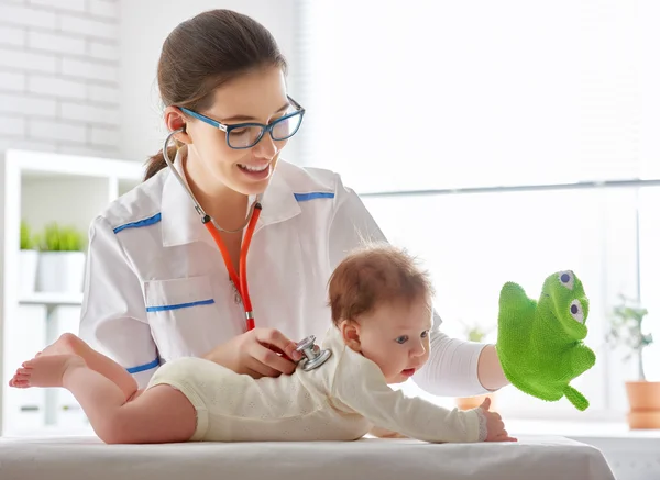 Baby in een ziekenhuis — Stockfoto