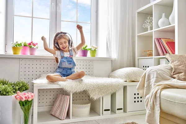 Girl listening to music — Stock Photo, Image