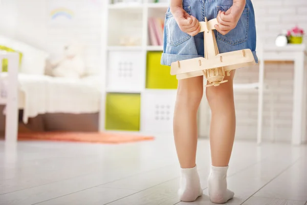 Chica jugando con juguete avión — Foto de Stock