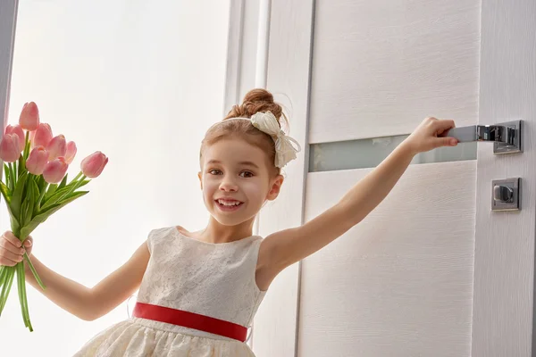 Menina com buquê — Fotografia de Stock