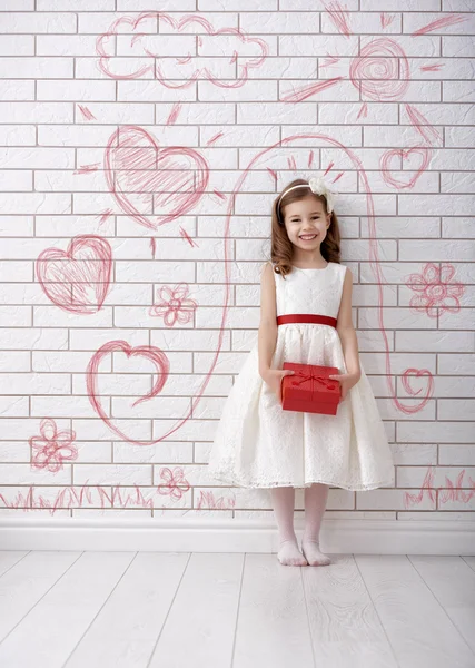 Ragazza con scatola regalo rossa — Foto Stock