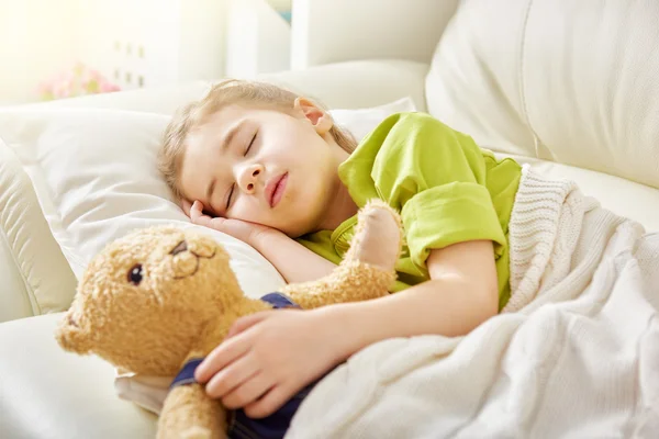 Chica durmiendo en la cama — Foto de Stock