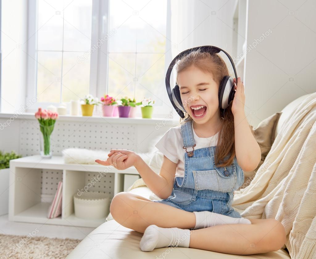 Go i am listening to you. Человек в наушниках на природе. Человек с наушниками. Малыши слушают музыку картинка. Маленькая девочка слушает музыку фото.