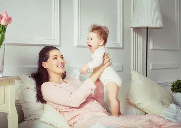 Mère jouer avec son bébé — Photo