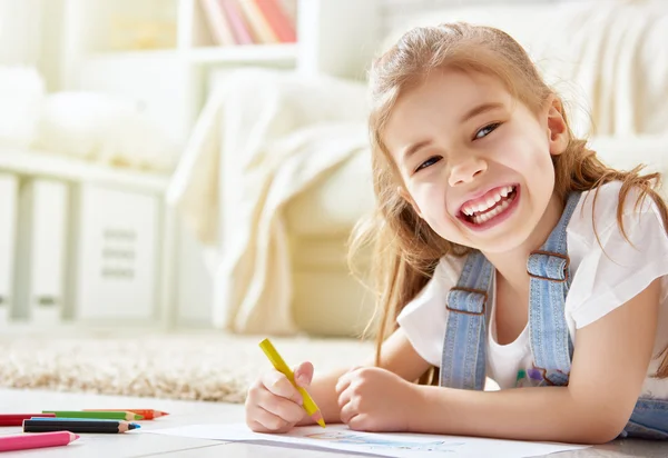 Glückliches Kind spielt — Stockfoto