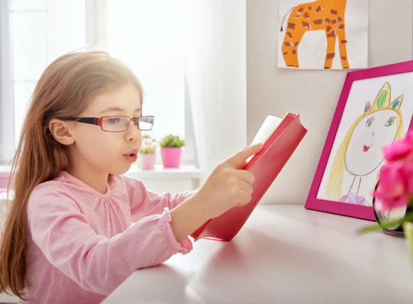 Menina lendo um livro — Fotografia de Stock