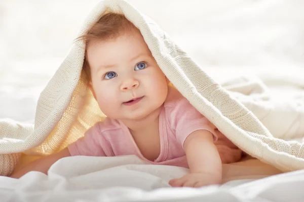 Meisje van de baby op het bed — Stockfoto