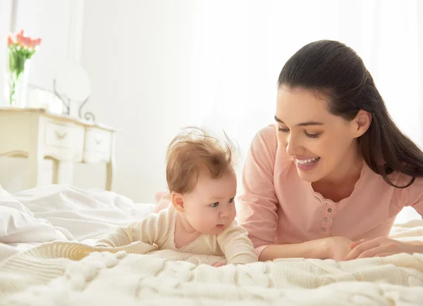 Madre jugando con su bebé — Foto de Stock