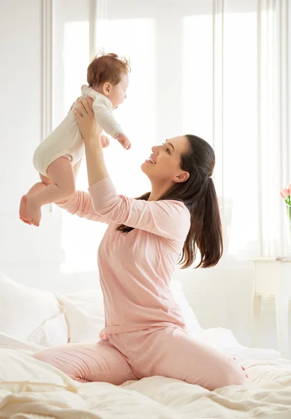 Mère jouer avec son bébé — Photo